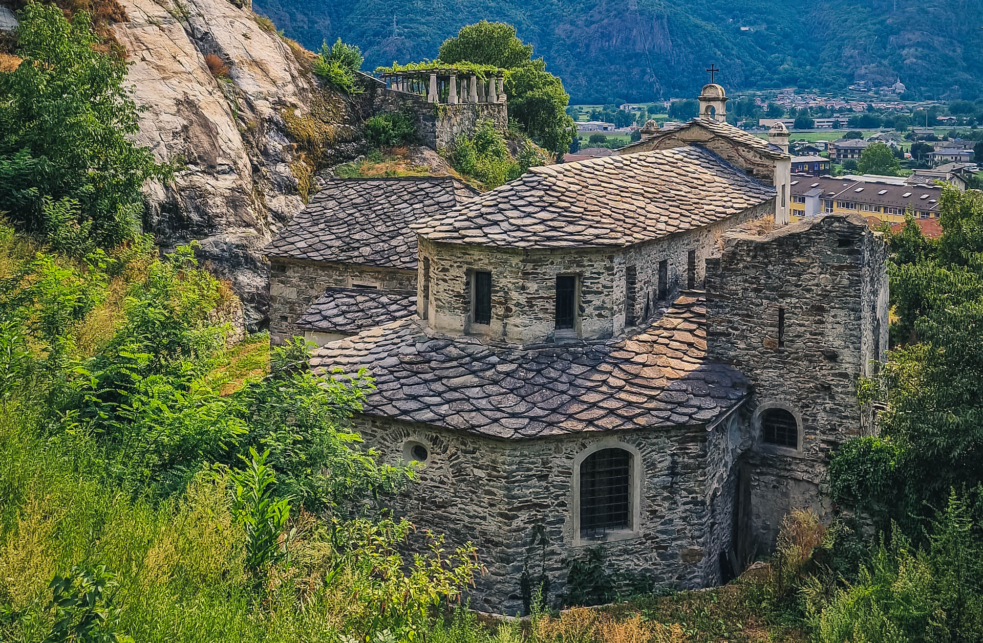 Cammino di Oropa Valdostano Chiesa Fontaney vista posteriore a Pont-Saint-Martin