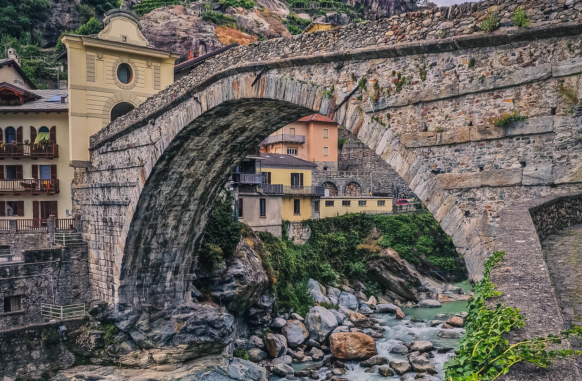 Cammino di Oropa Valdostano Ponte del Diavolo a Pont-Saint-Martin