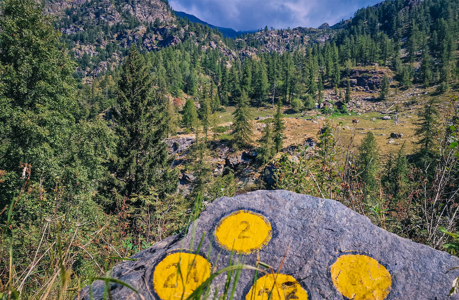 Cammino di Oropa Valdostano tappa 1 segnavia cerchio giallo con numero 2 nero